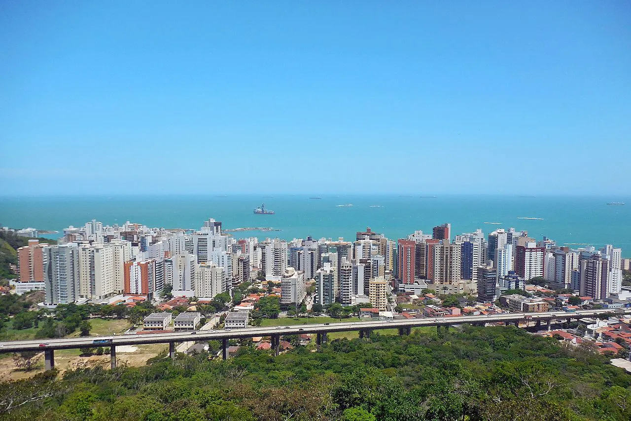Praia da Costa vista do Convento da Penha (Por HVL - Obra do próprio, CC BY 4.0, https://commons.wikimedia.org/w/index.php?curid=54727921)